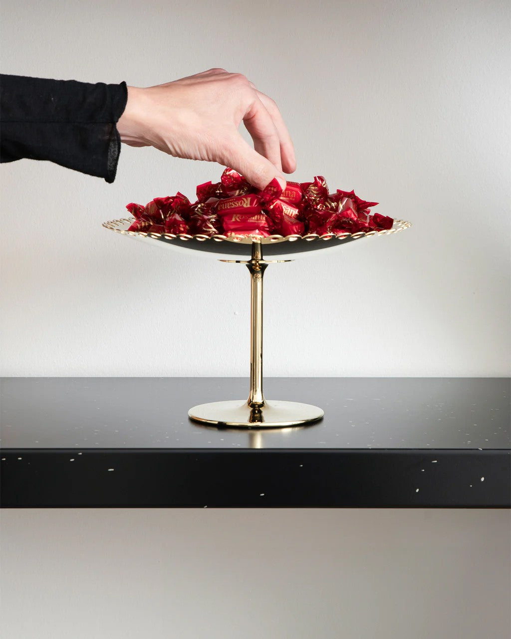 Alzata con bordo traforato Edges in PVD ottone Alessi