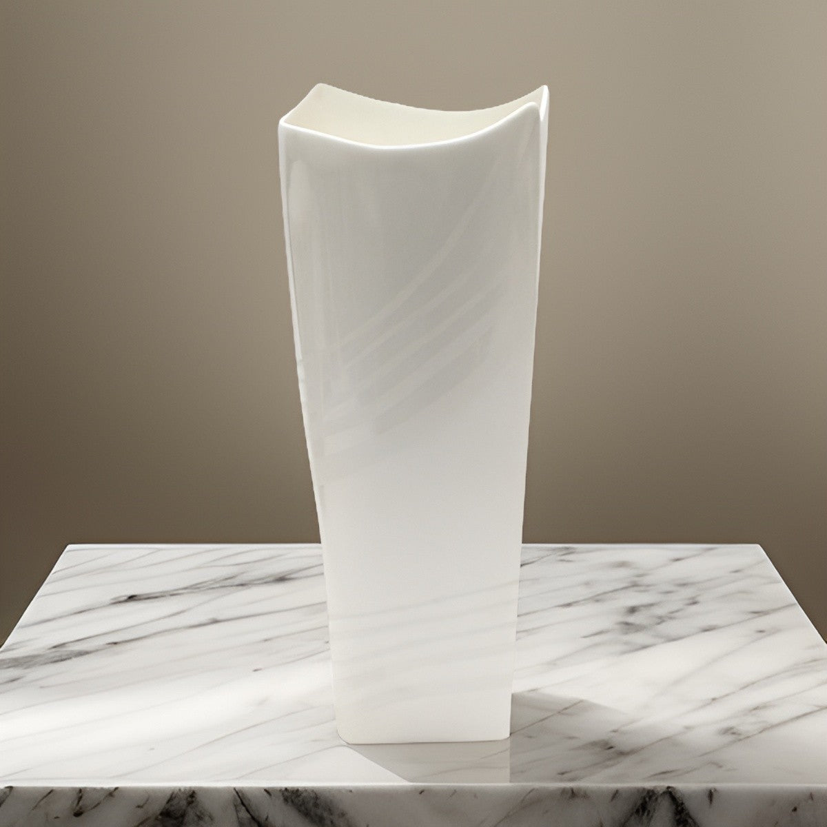 Vaso Porcellana Fantasia Bocca Ondulata Ginori 1735