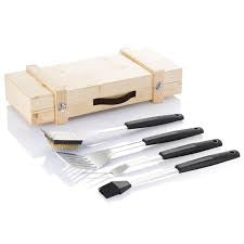 Set Barbecue Con 4 Attrezzi In Scatola Di Legno Maiuguali
