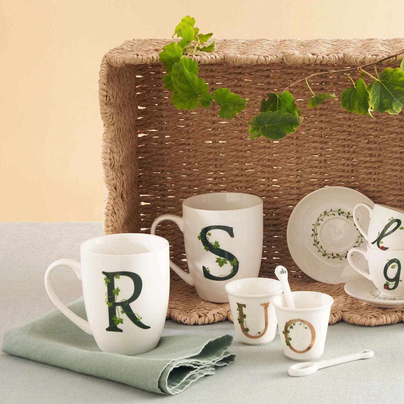 Mug Lettera `R` Cc, Atupertu La Porcellana Bianca