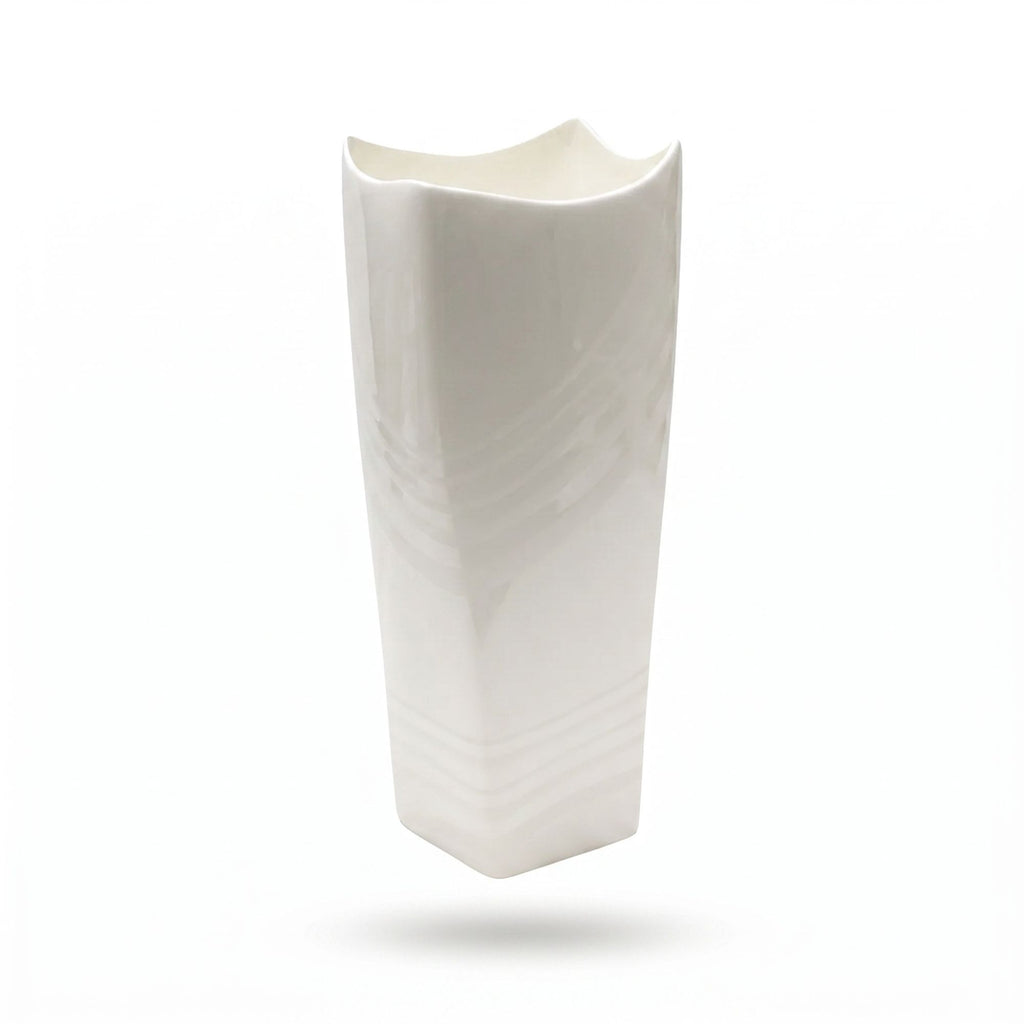Vaso Porcellana Fantasia Bocca Ondulata Ginori 1735